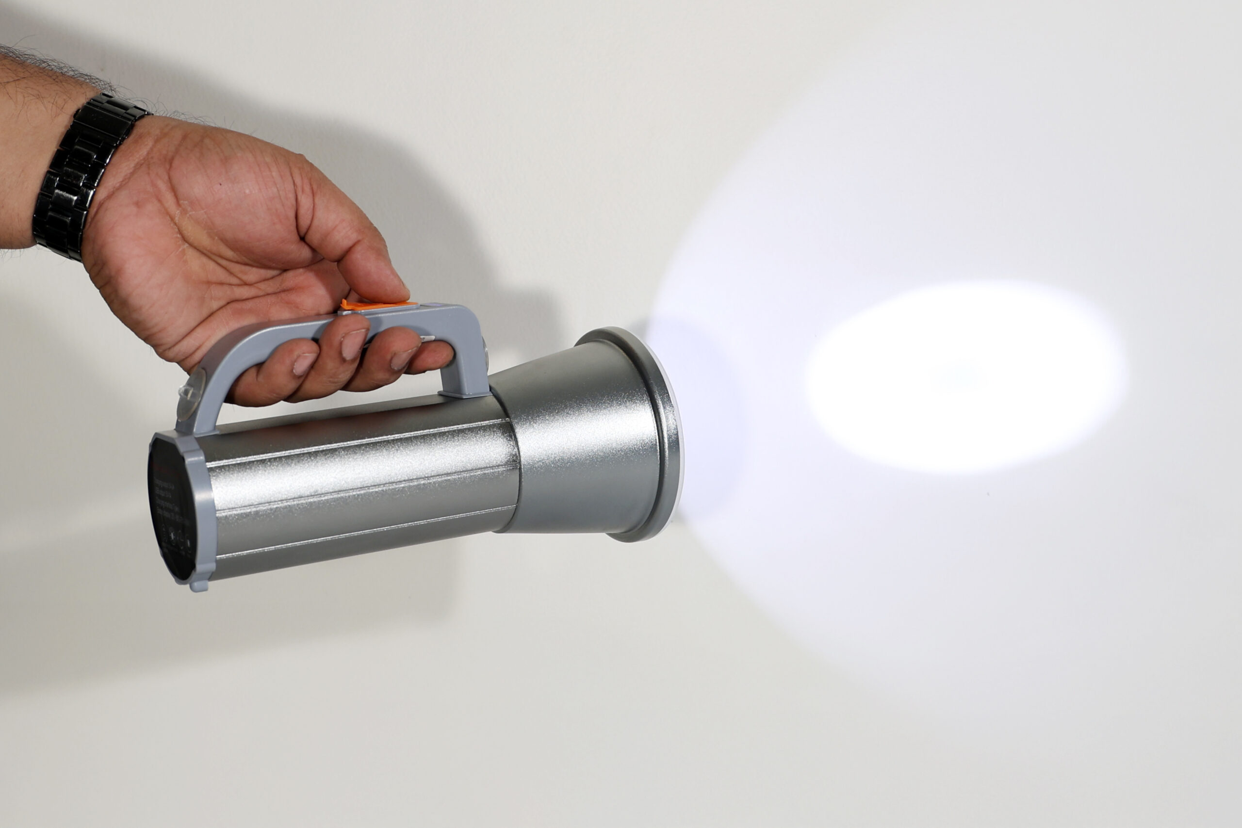 REALBUY 20W Aluminium LED Search Light (1750 Lumens, 8000 mAh Lithium-ion Battery, Range 1.2 km., Rainproof)