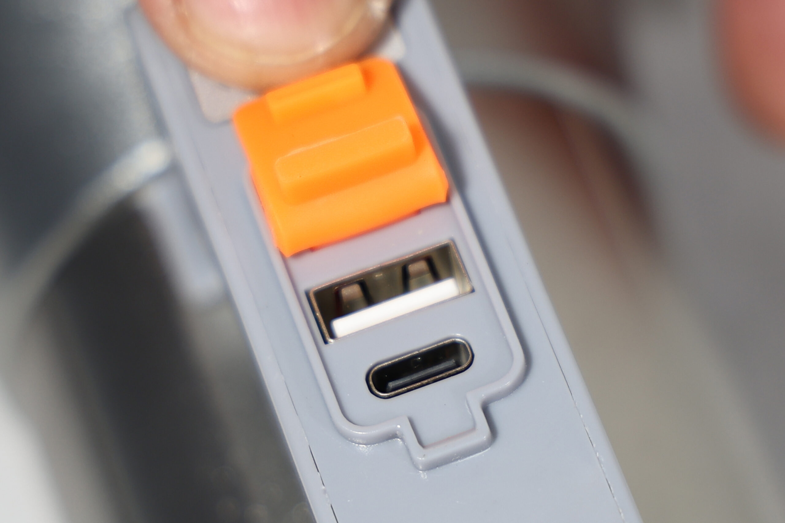 REALBUY 20W Aluminium LED Search Light (1750 Lumens, 8000 mAh Lithium-ion Battery, Range 1.2 km., Rainproof)